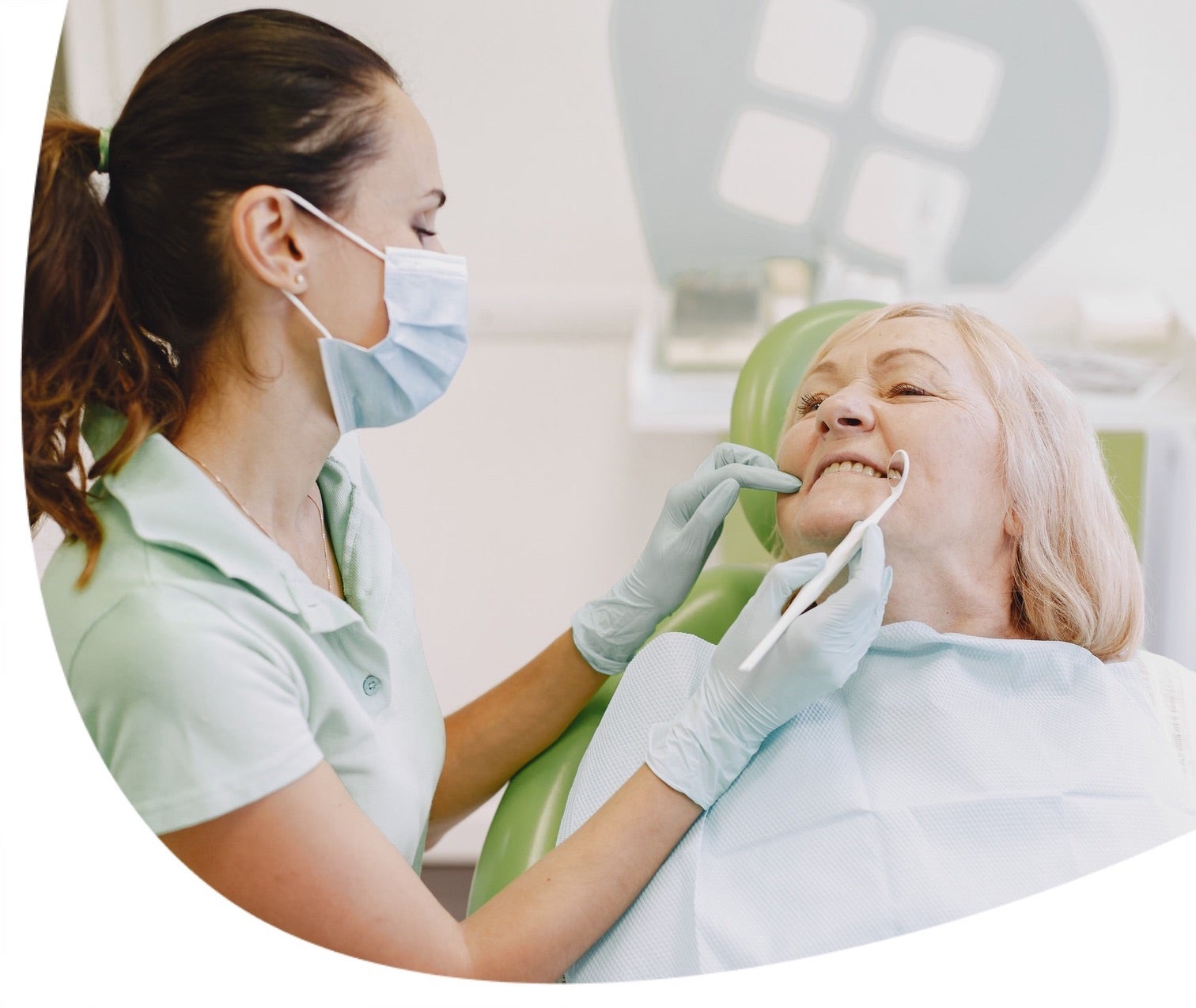 Fogínygyulladás: okok és következmények. Így előzd meg az ínybetegséget!